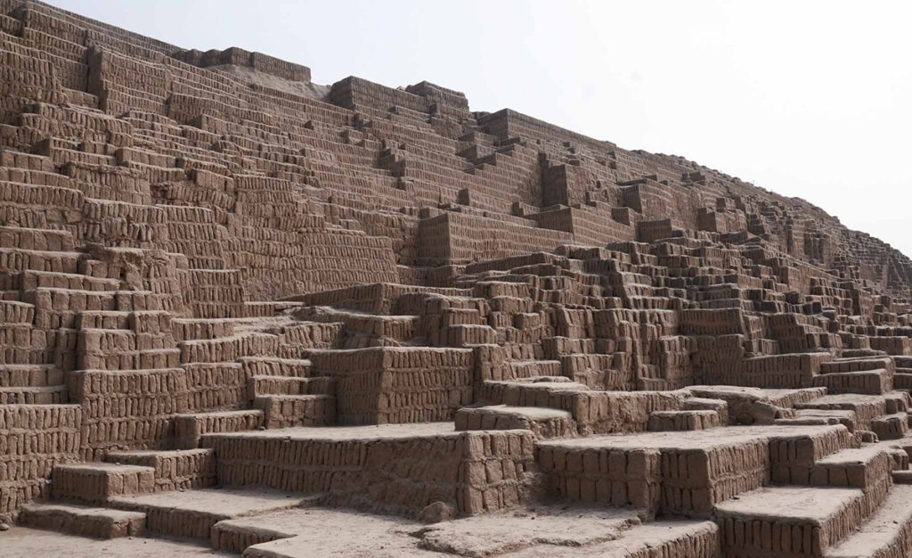 Detalle de los muros escalonados de adobe en la Huaca Pucllana, ejemplo de la técnica antisísmica usada por la cultura Lima