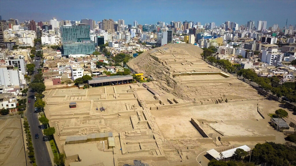 Vista panorámica de la Huaca Pucllana en Miraflores, mostrando la pirámide principal y los sectores ceremonial y administrativo