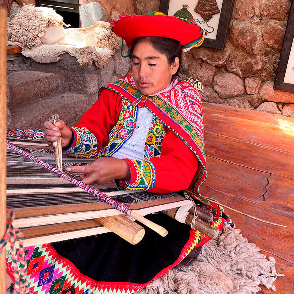 Tejedora andina trabajando en telar de cintura en Awana Kancha