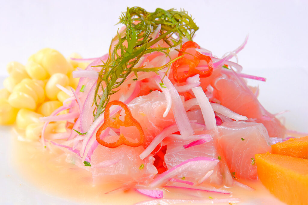 Ceviche fresco, acompañado de choclo, camote y algas
