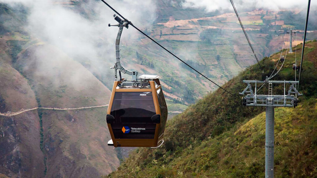 Teleférico de Kuélap en funcionamiento, transportando visistantes por el oaisaje montañoso hacia la ciudadela Chachapoyas