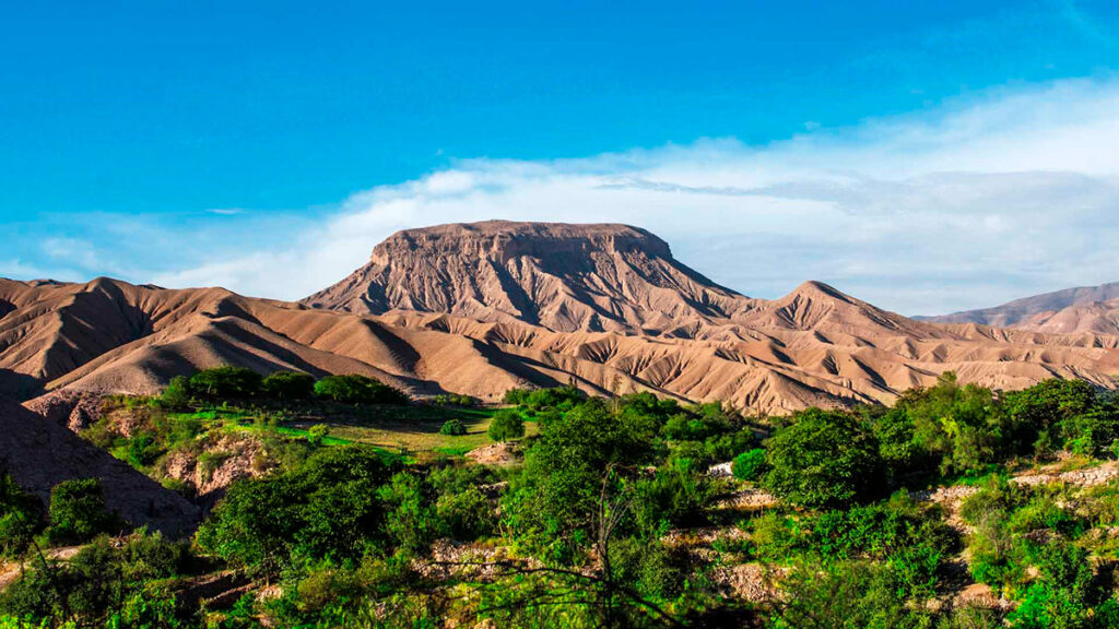Vista panorámica de Cerro Baúl en Moquegua, formación geológica en meseta rodeada de valles verdes y desérticos