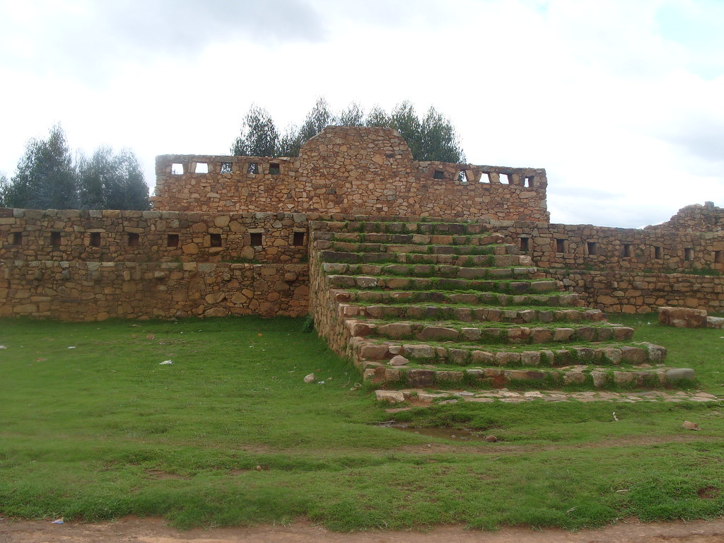 Vista del complejo arqueológico de Viracochapampa en La Libertad, con muros de piedra y escalinata central