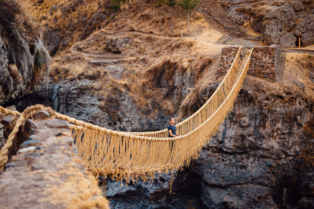 Un turista contempla el paisaje desde el puente colgante Q'eswachaka, en la región de Cusco, Perú