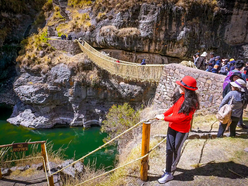 Grupo de turistas visitanel el puente Q'eswachaka en un día soleado