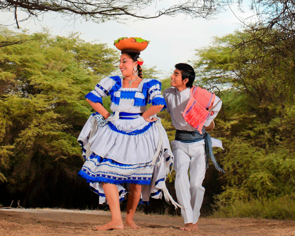 Pareja de danzantes de tondero piurano, bailando en el paisaje norteño 