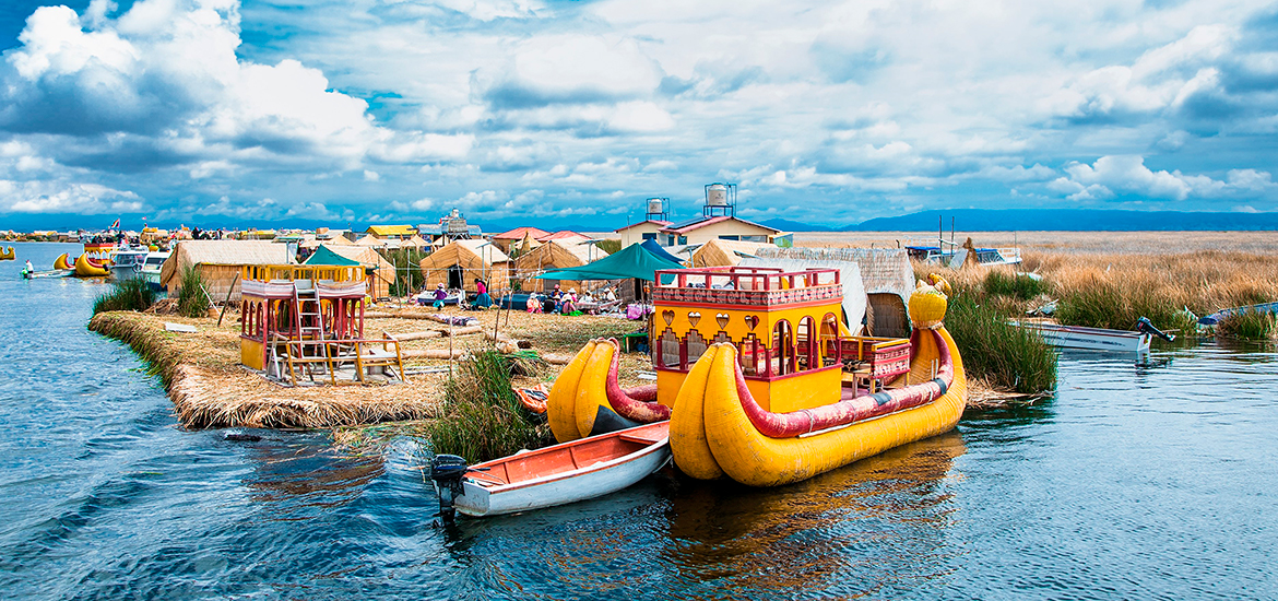 casas y bote amarillo en lago, casas e barco amarelo em lagoa, houses and yellow boat in lago