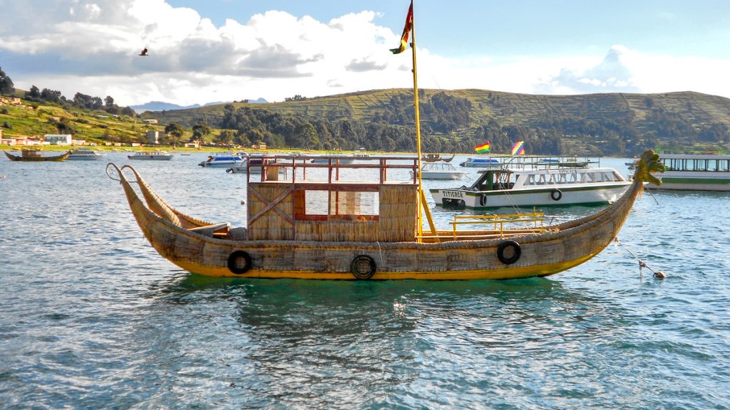 bote en medio de agua de peru, boat in the middle of peruvian water, barco no meio das águas peruanas,