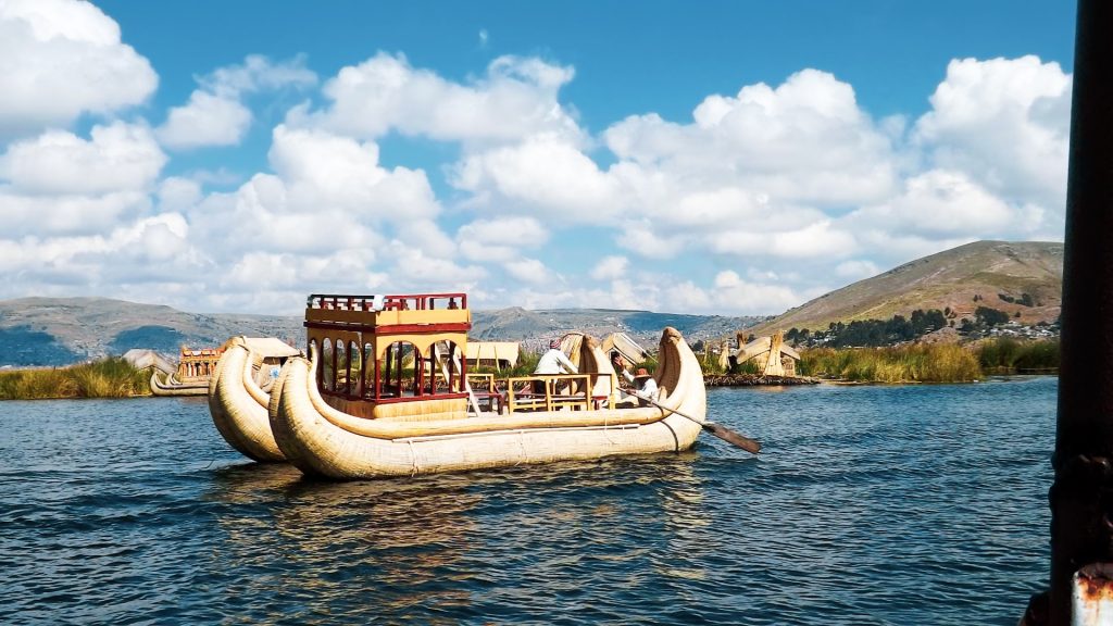 paseo en bote en el lago titicaca, boat trip on lake titicaca, passeio de barco no lago titicaca