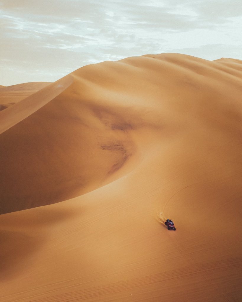 auto arenero en el desierto