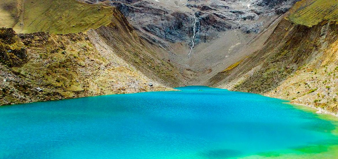 lago de color turquesa
