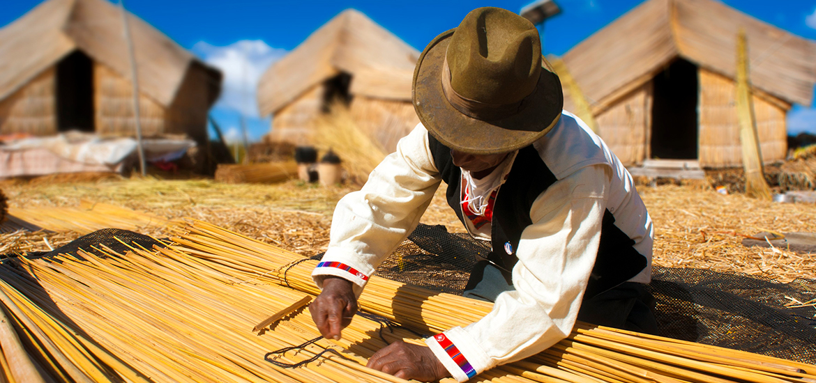 hombre tejiendo totora