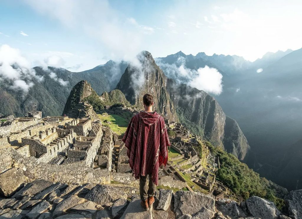 hombre en Machu Picchu