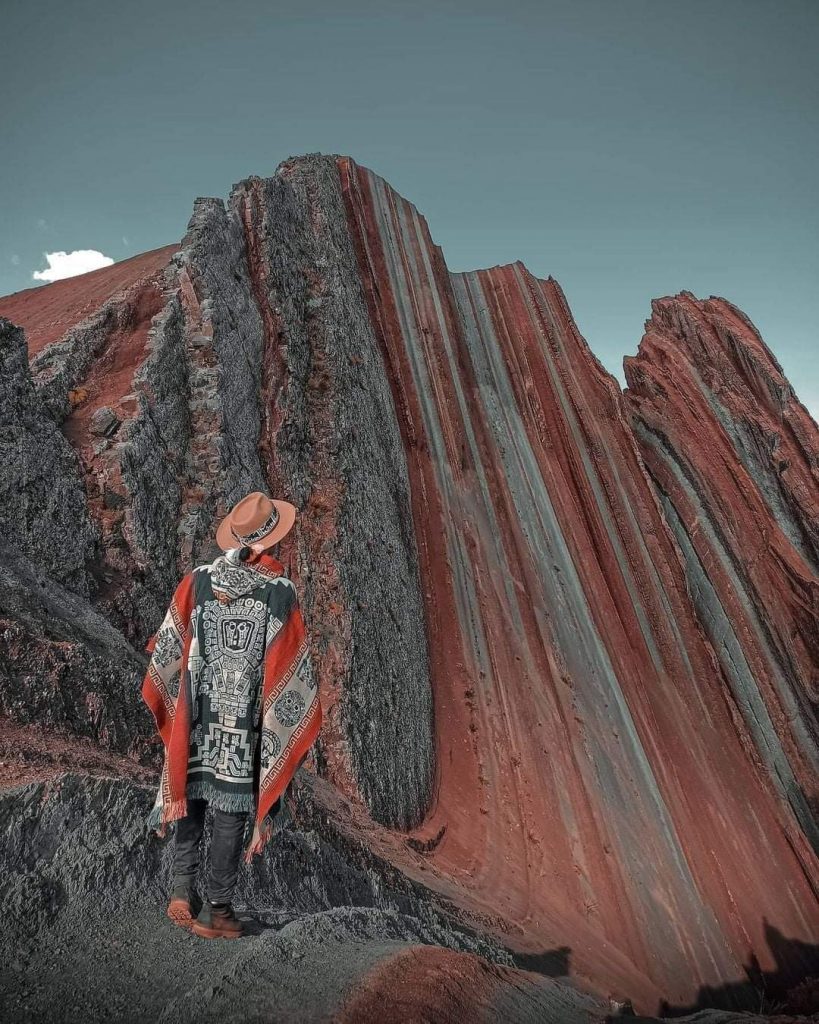 hombre en montaña de colores