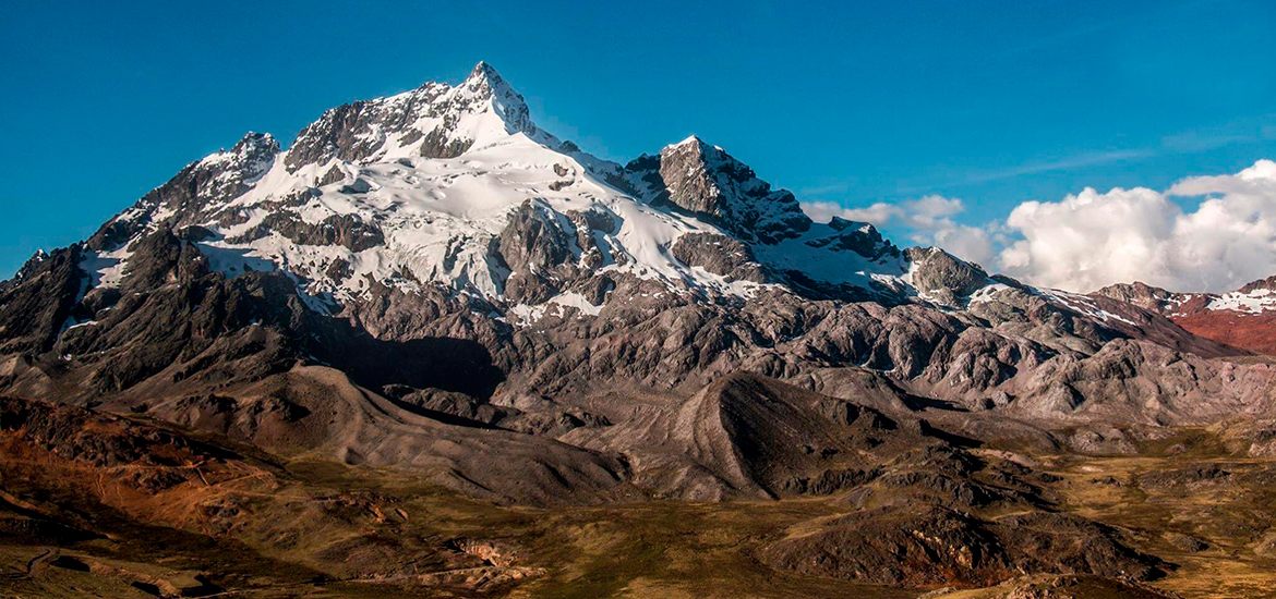 montaña nevada en Perú