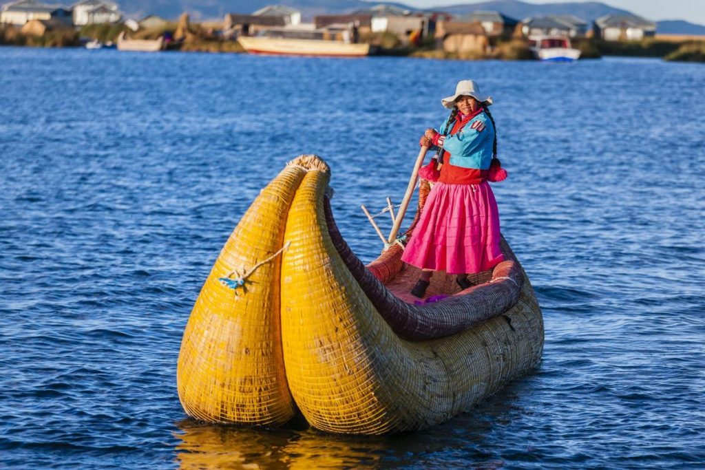 mujer remando un bote