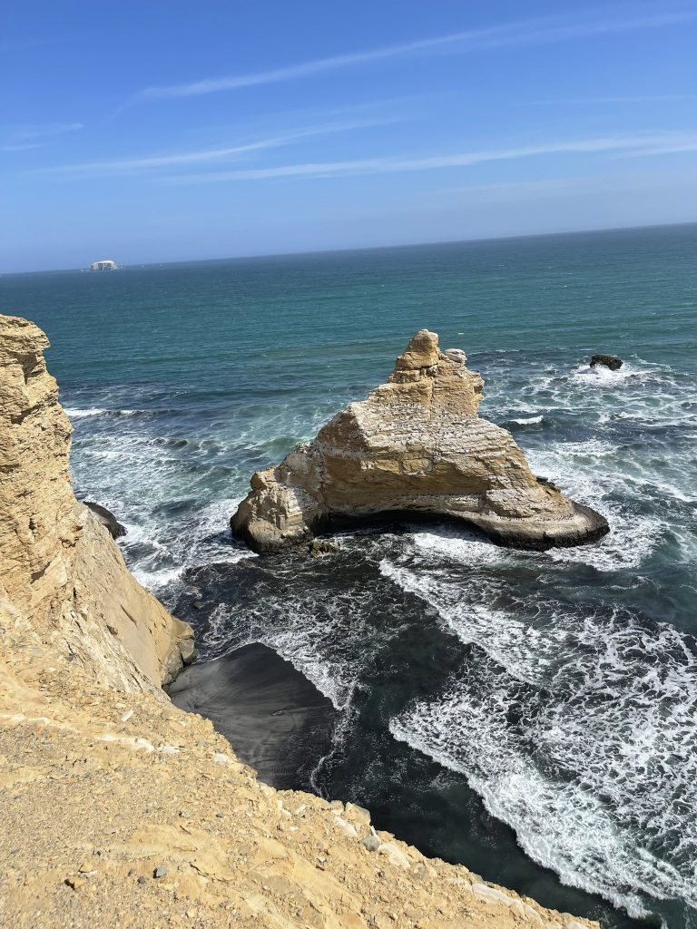 rocas en medio del mar