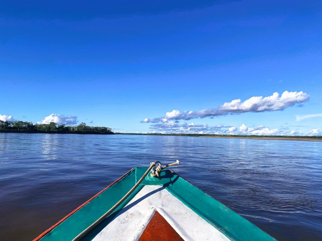 punta de un bote en un rio