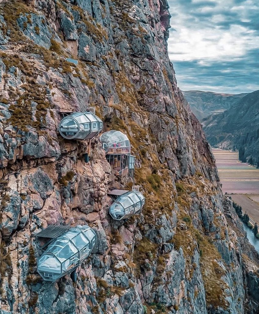 capsulas en una ladera de montaña