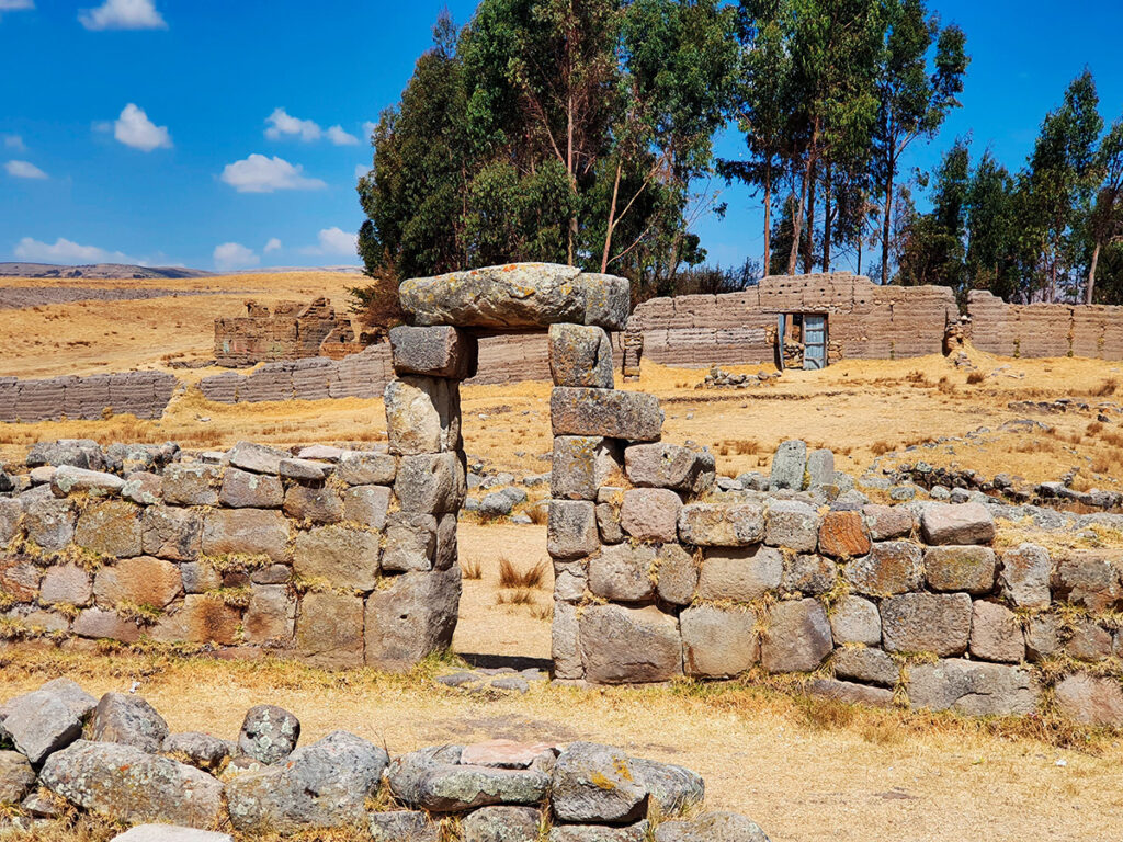 Ruinas de Uchkus Inkañan en Huancavelica, con estructuras de piedra preincaicas bajo cielo despejado y paisaje altoandino.
