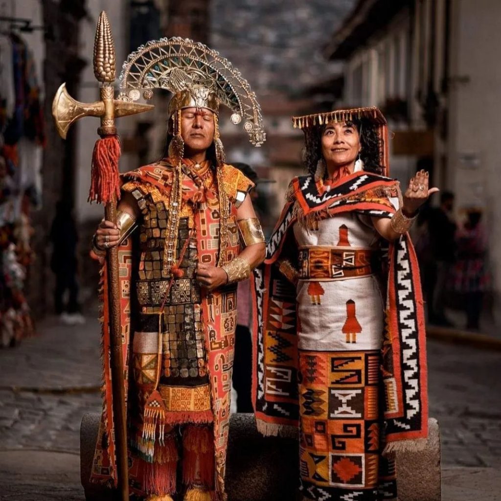 pareja con trajes de incas