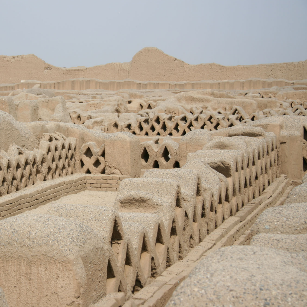ciudad de adobe en el desierto