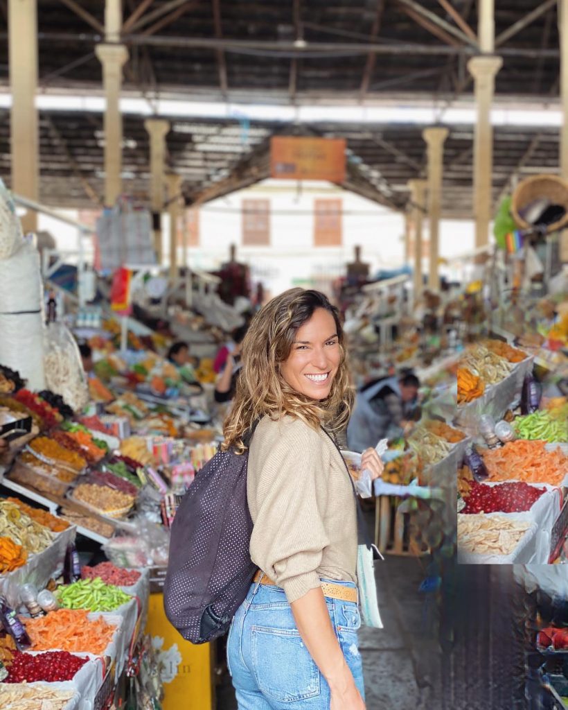 mujer sonriendo en un mercado