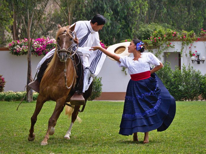 hombre montado en un caballo bailando con una mujer