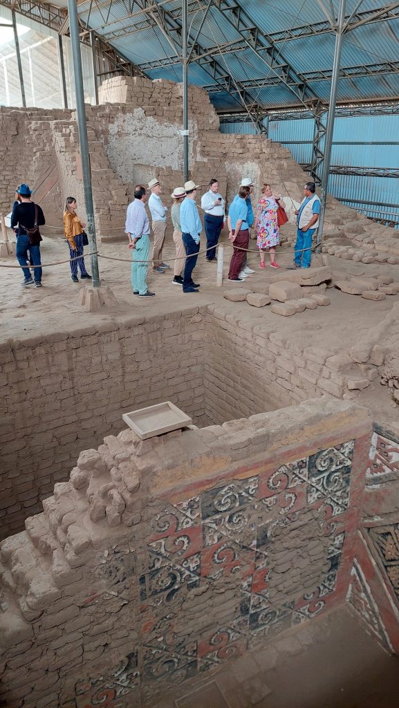 grupo de personas en un centro arqueologico