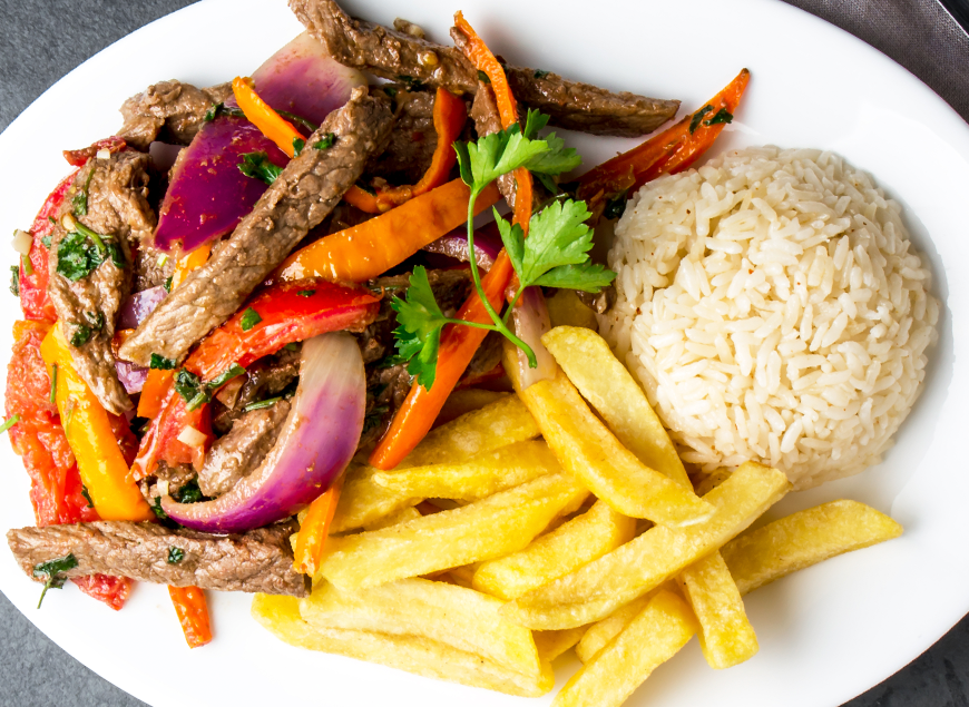 plato de arroz, papas fritas y carne con verduras