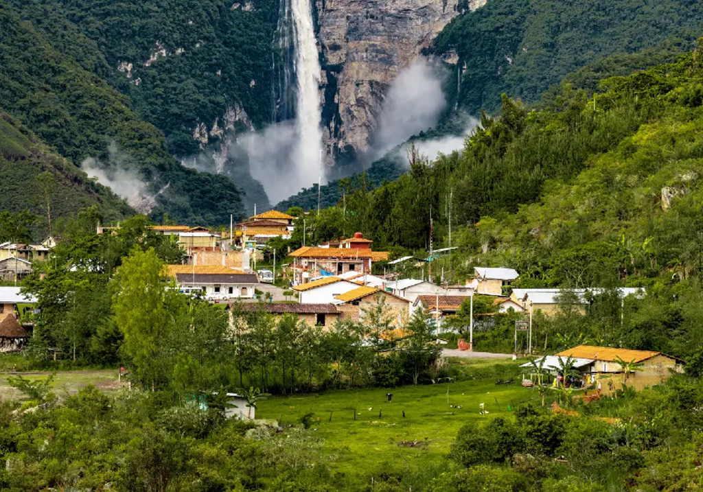 Vista panorámica de Cocachimba con las Cataratas de Gocta cayendo entre montañas y neblina, en la región Amazonas del Perú