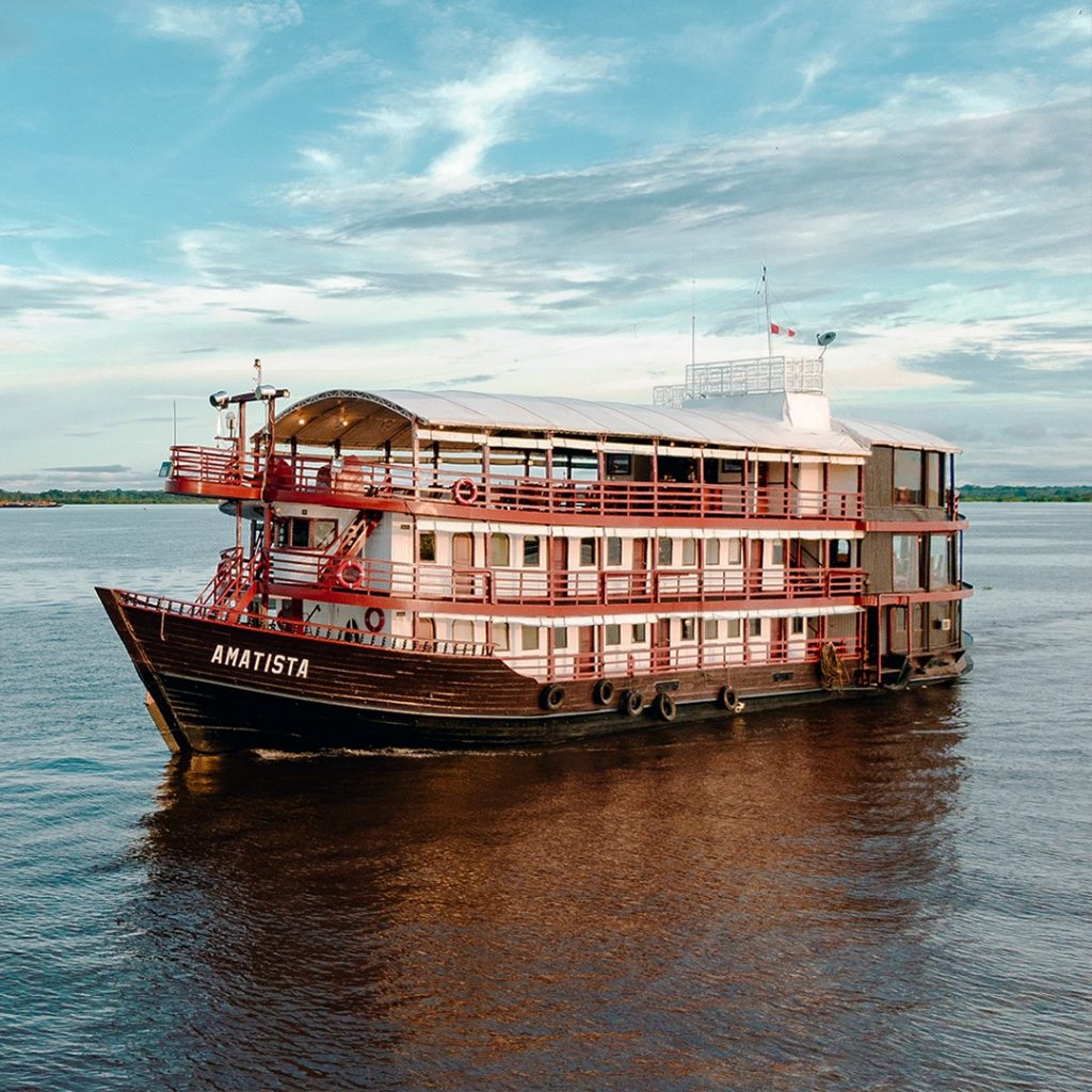 bote en el rio amazonas