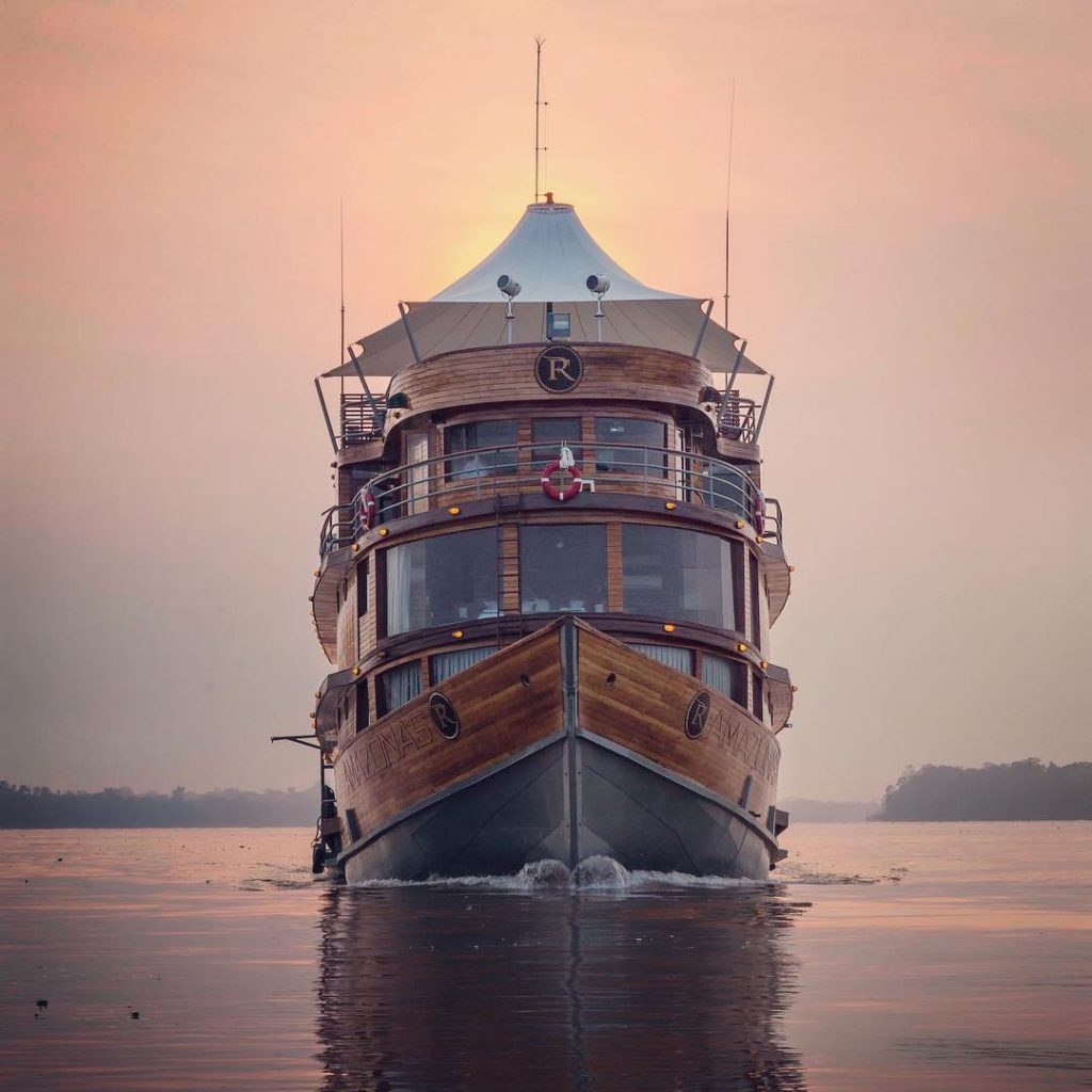 barco en un rio