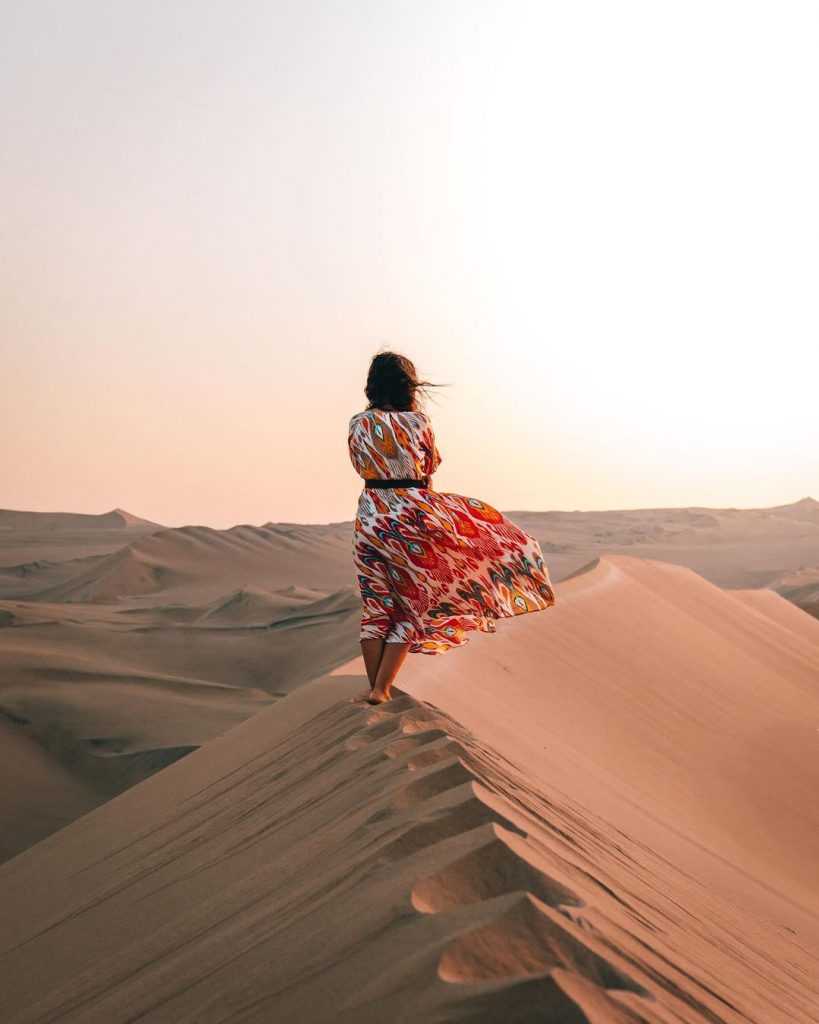 mujer en medio del desierto