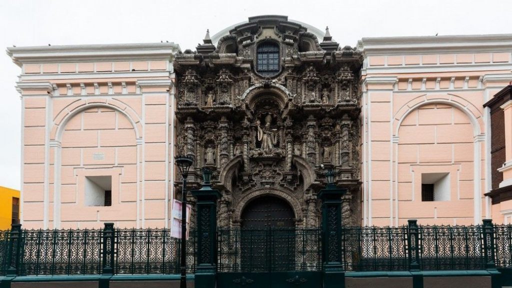 iglesia de piedra y de color rosado