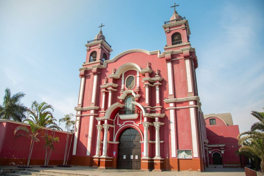 iglesia de color rojo