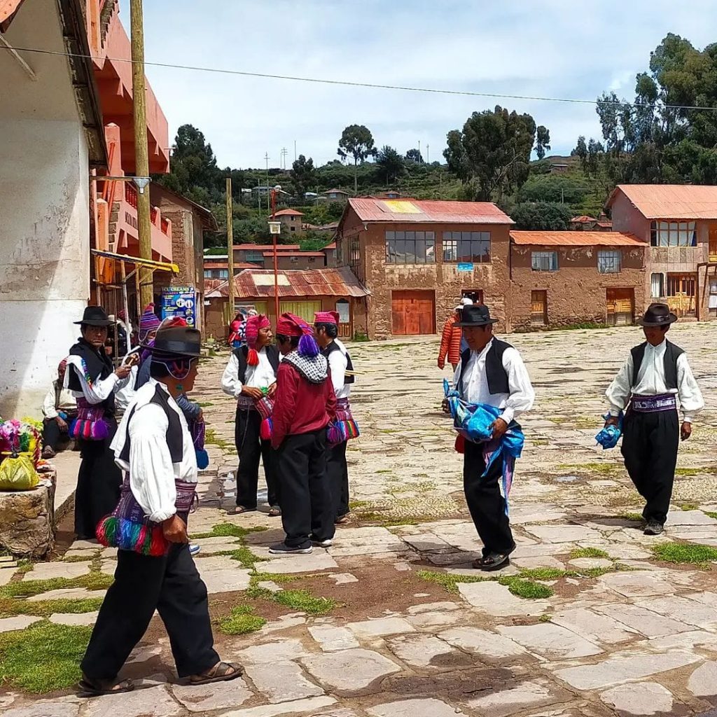 pobladores en el lago tIticaca