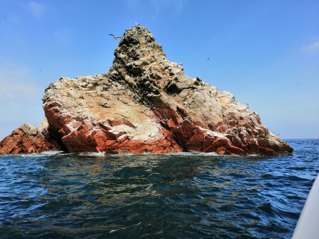 zona rocosa en el mar