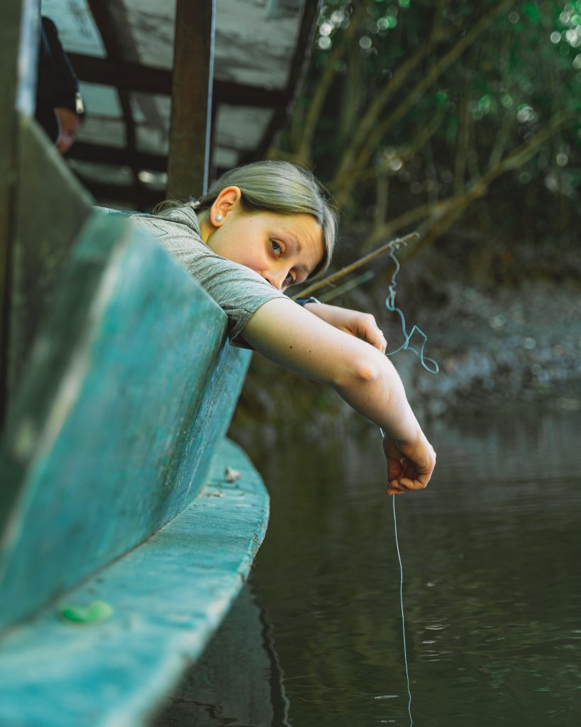 mujer pescando 