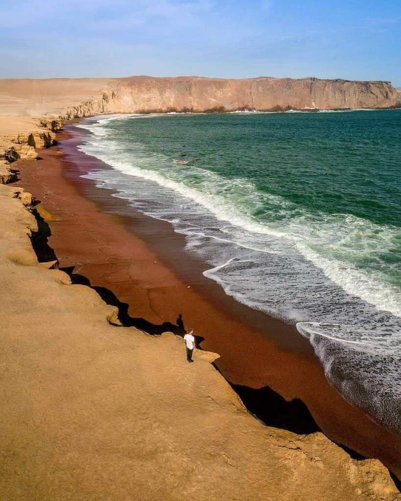 playa de arena roja