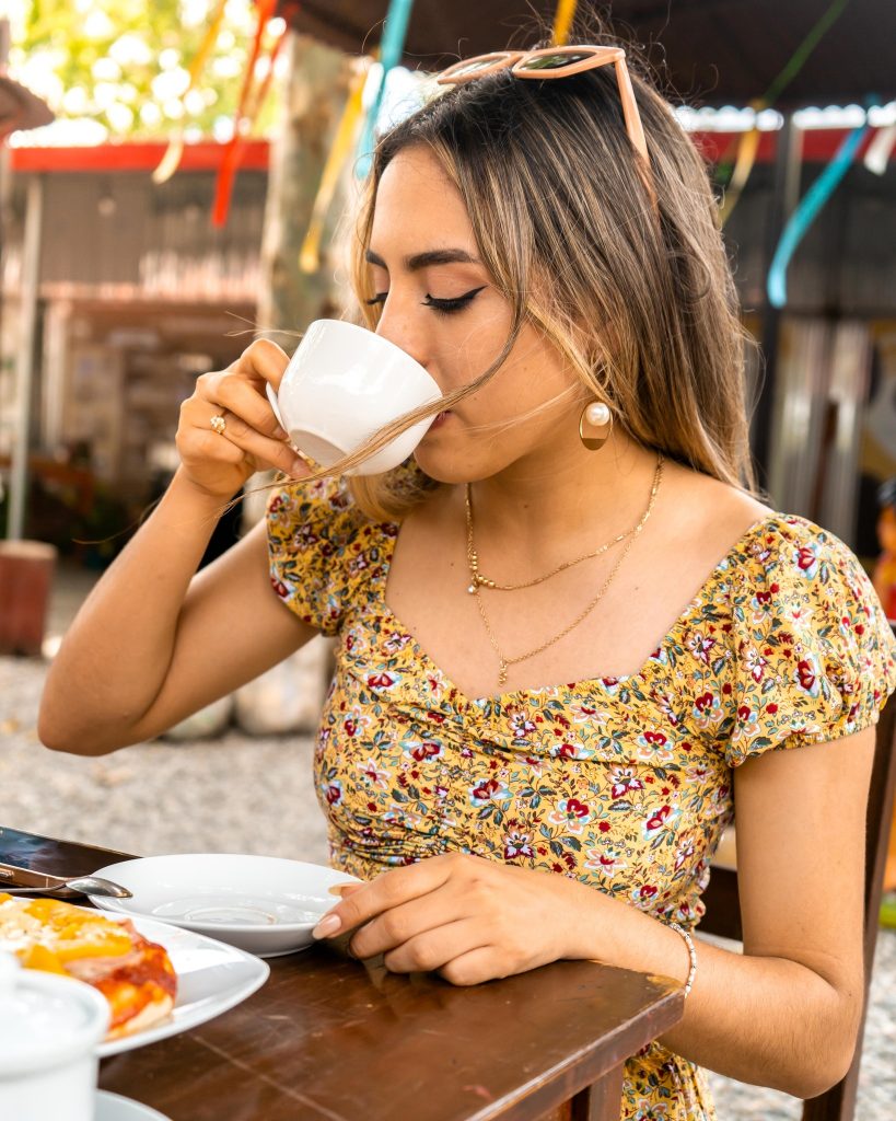 mujer tomando cafe