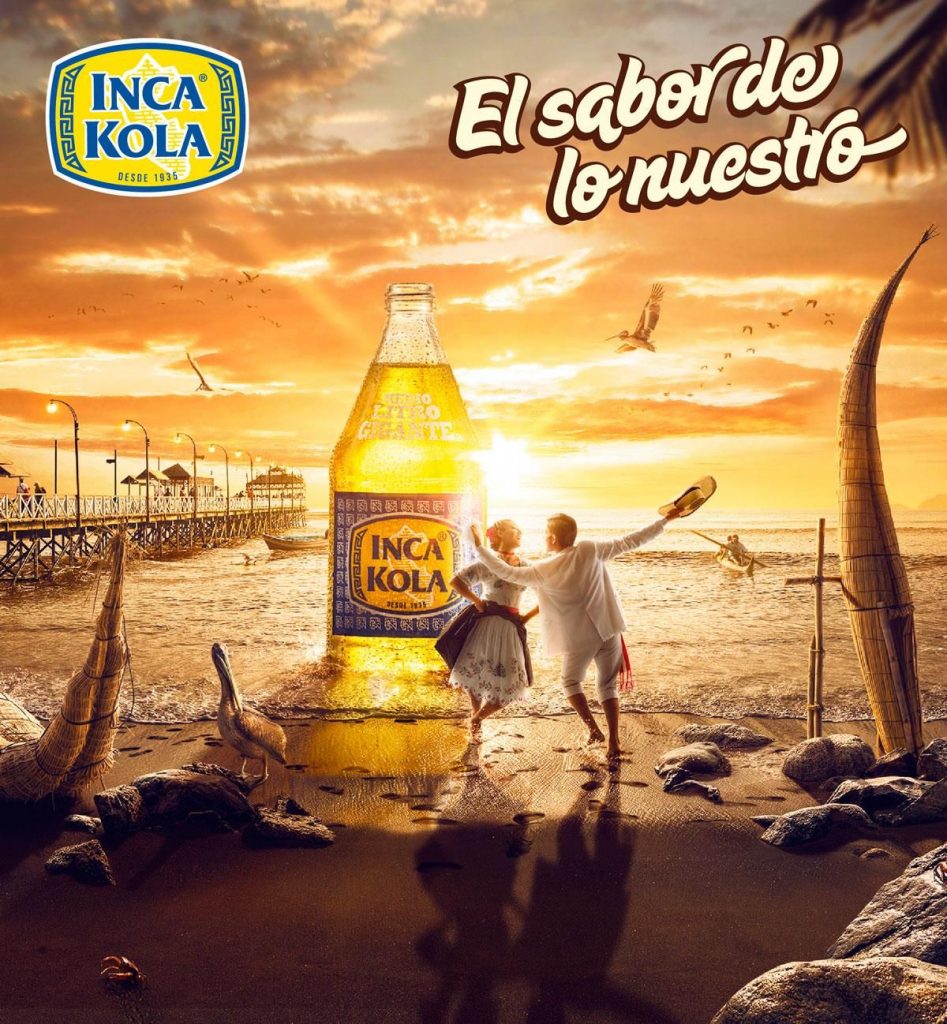 personas bailando enla playa cerca de una botella