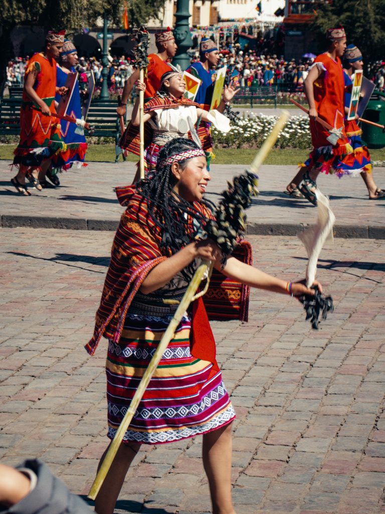 mujer con traje tradicional dela sierra del peru