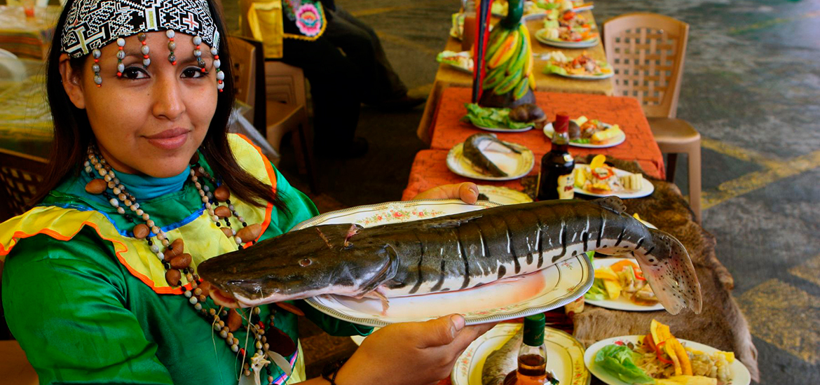 mujer sujetando un plato de pescado