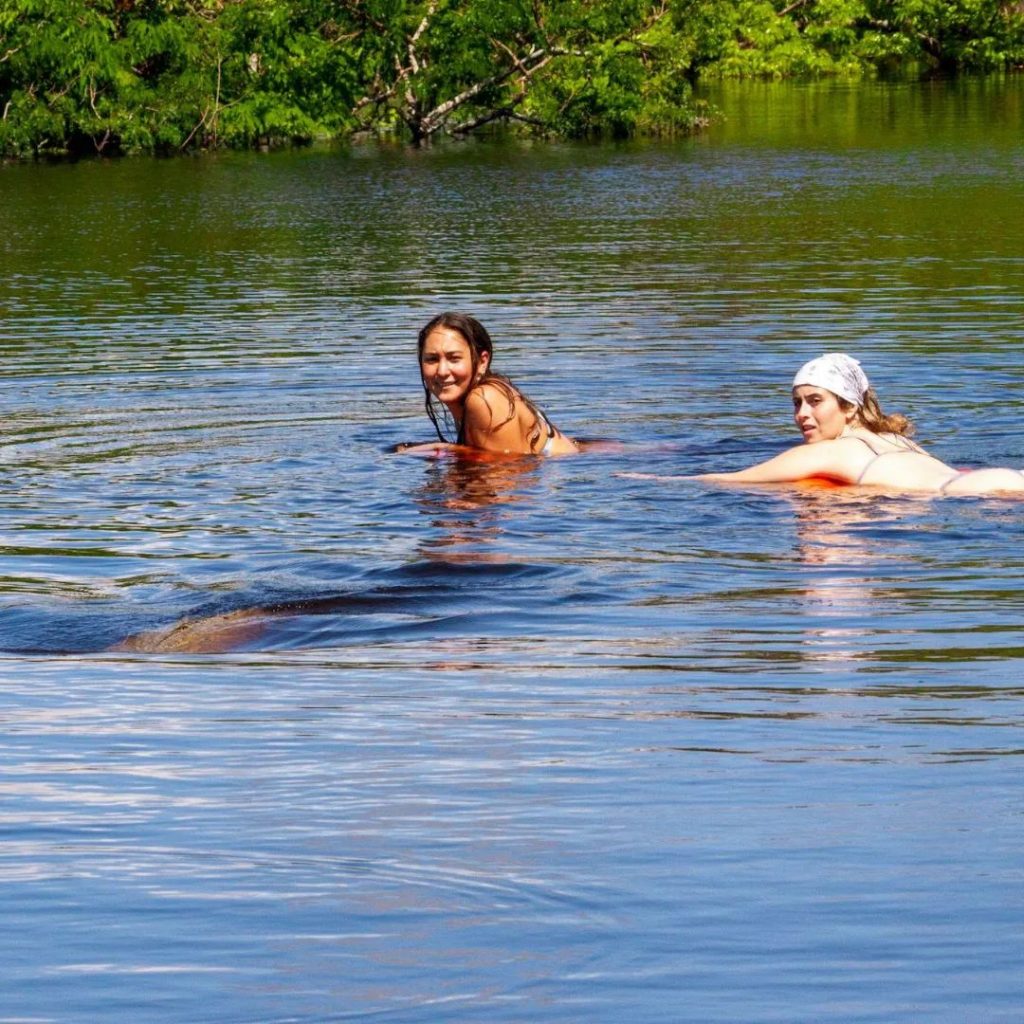 Actividades acuaticas en el Amazona Peruana, nadar en el rio amazonas, turismo en el rio amazonas