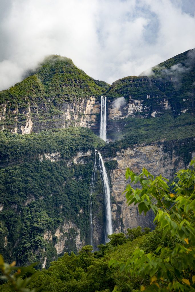 zona montañosa recorrida por una caida de agua