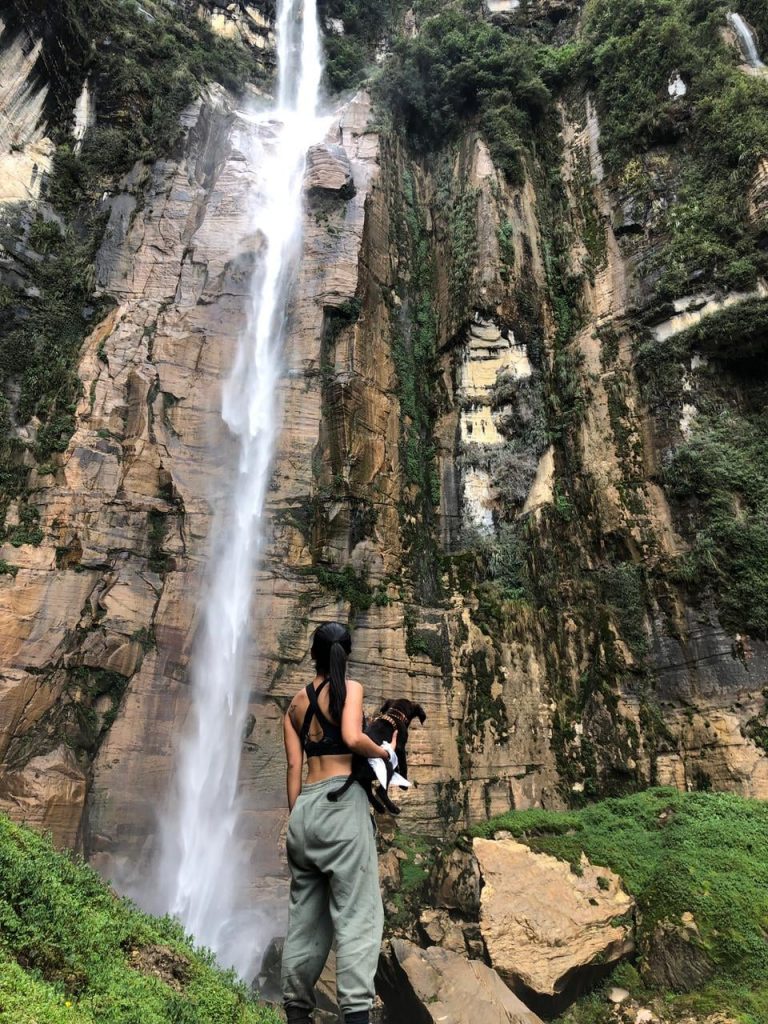 mujer al lado de unas cataratas 