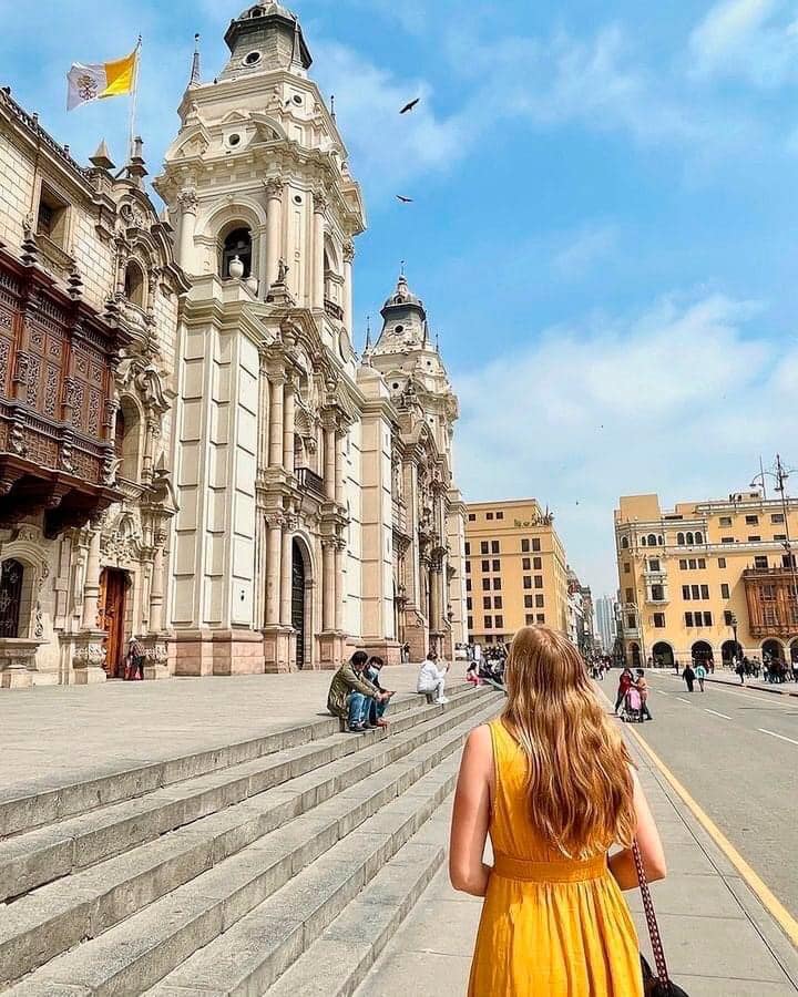 mujer caminando en la calle