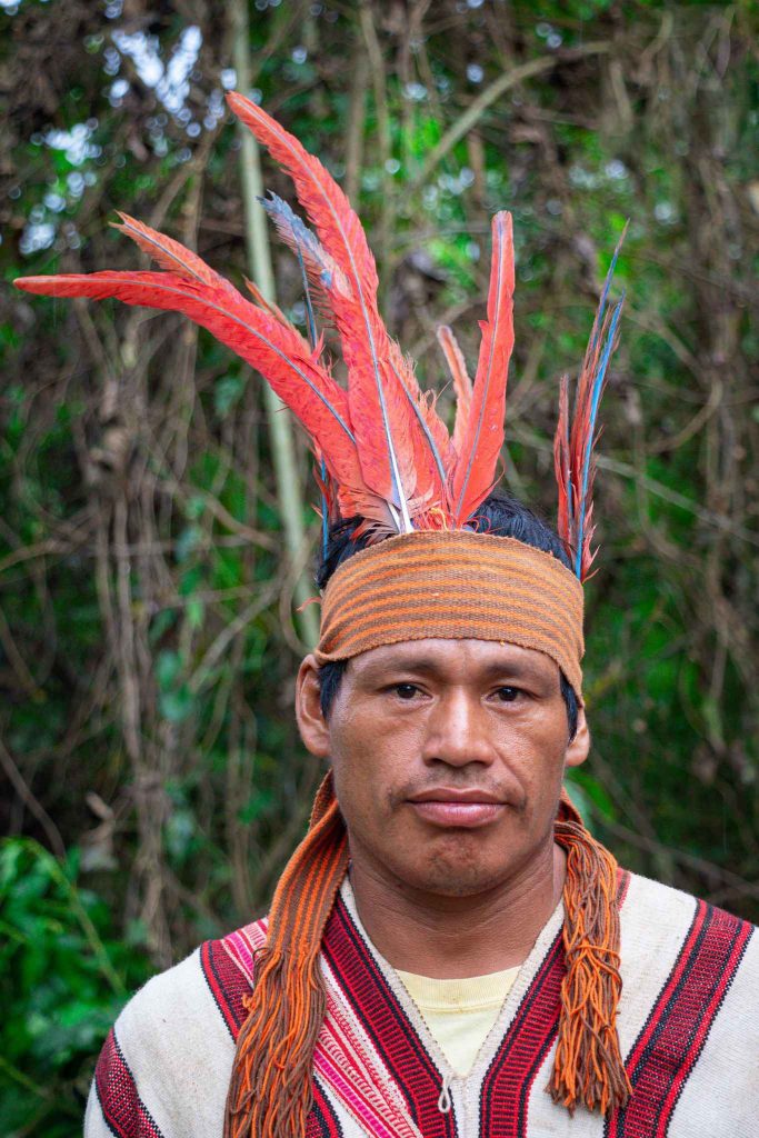 hombre con un traje tradicional de la amazonia