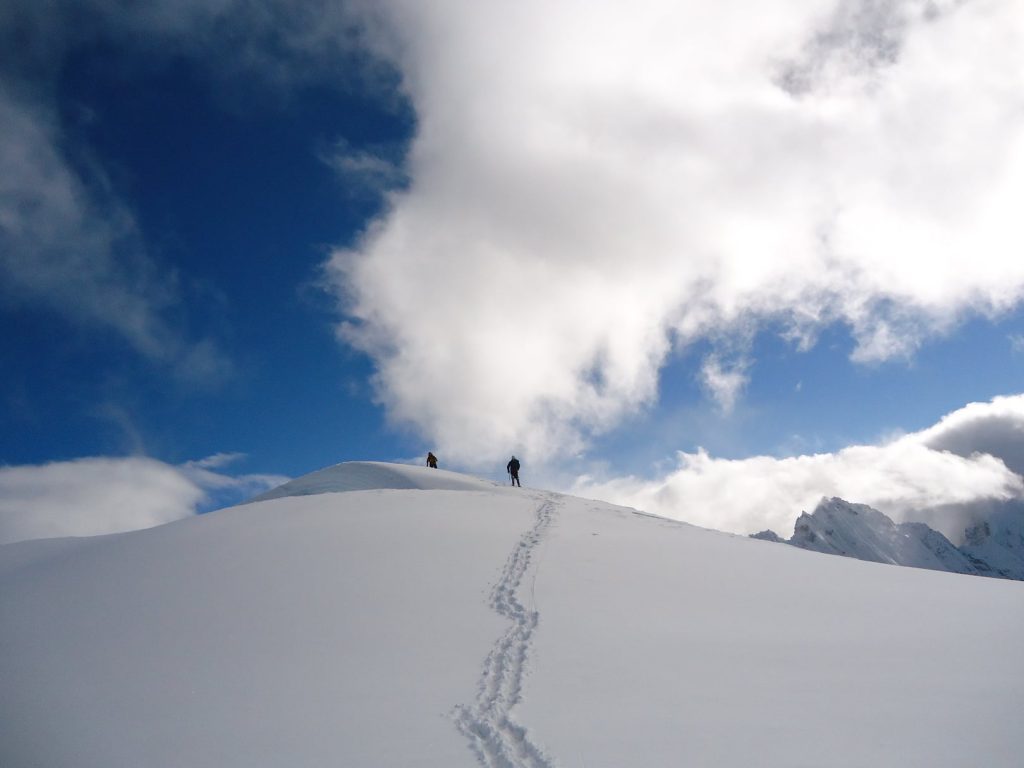 trekking en las montañas nevadas de Perú